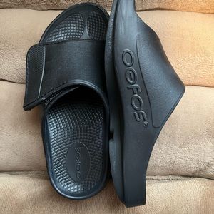 Once worn OOFOS Recovery sandal. Black. Size 8